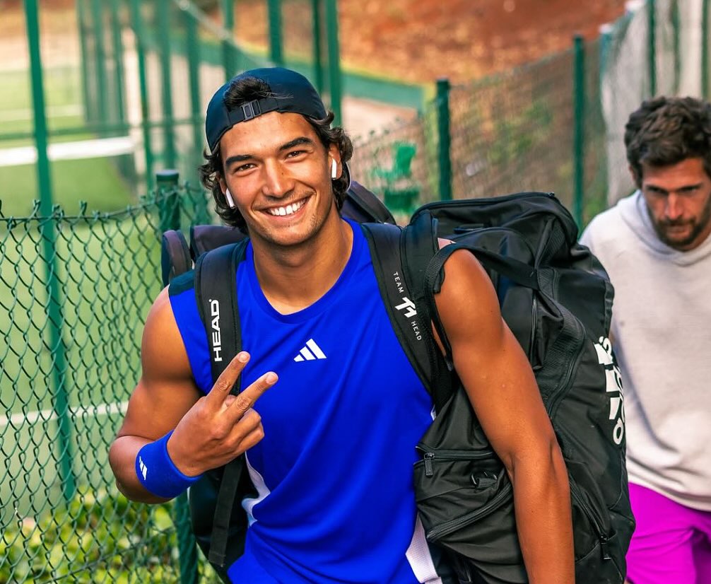 Este sábado, dia 27 de setembro, vem assistir à meia-final do incrível @henrique_rocha._ no @lisboabelemopen 🙌🎾
A entrada é gratuita 👋🏼